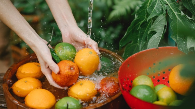 Rửa rau, trái cây bằng nước muối có diệt sạch vi khuẩn?