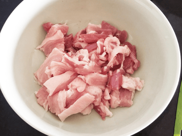 Sơ chế món thịt mông lợn kho tiêu