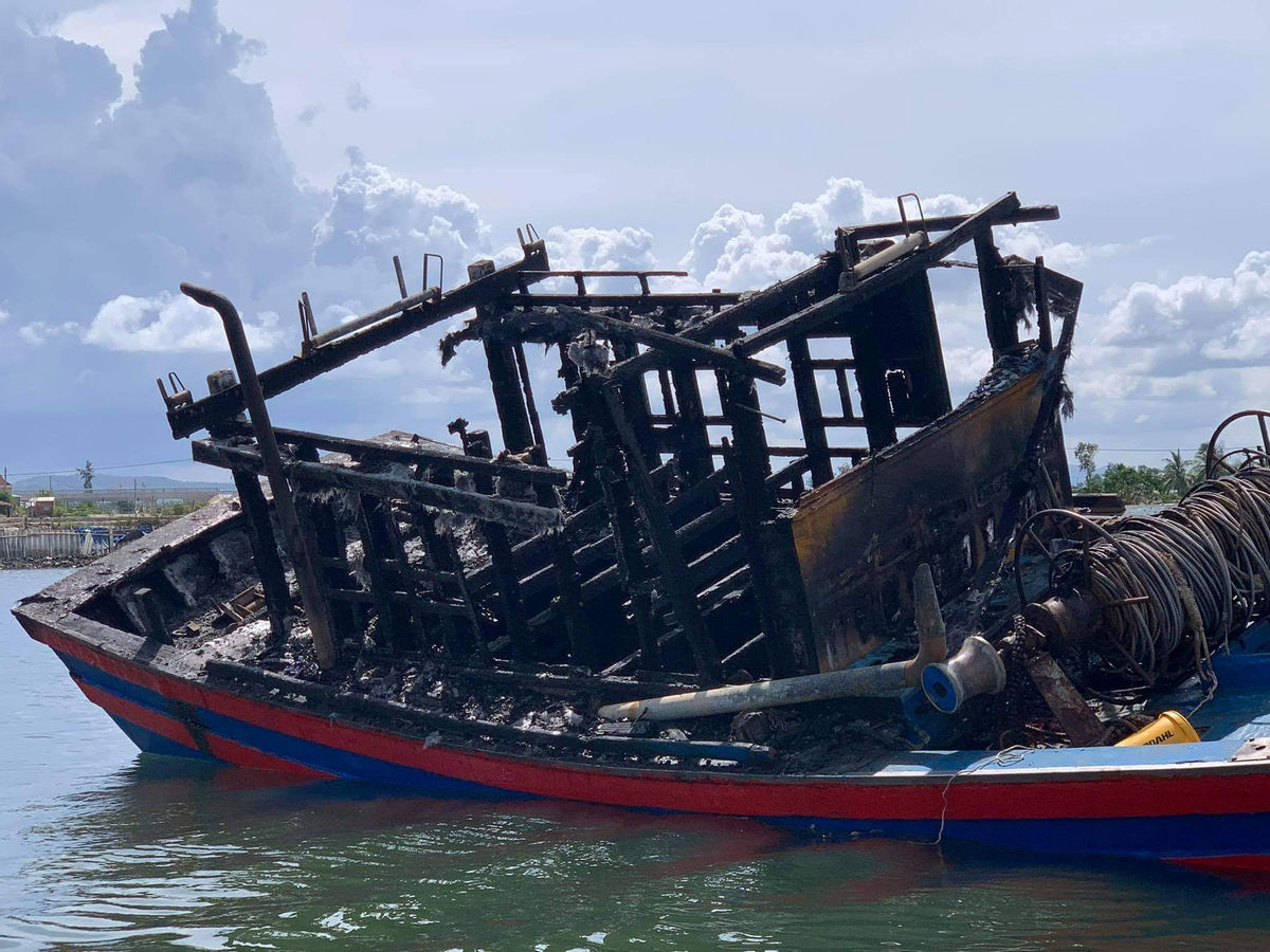 Tàu cá QNa 91324 TS bị hư hỏng nặng sau khi cháy