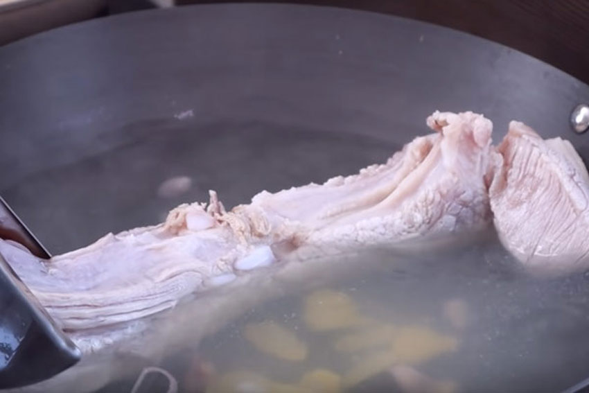 Nước sôi cho thịt lợn đã được làm sạch vào luộc 5 phút 