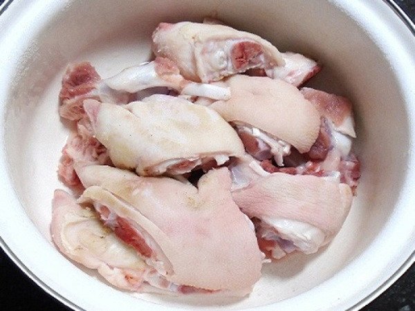Thịt chân giò cạo sạch lông và chất bẩn, rửa sạch, để ráo rồi chặt thành từng khúc vừa ăn