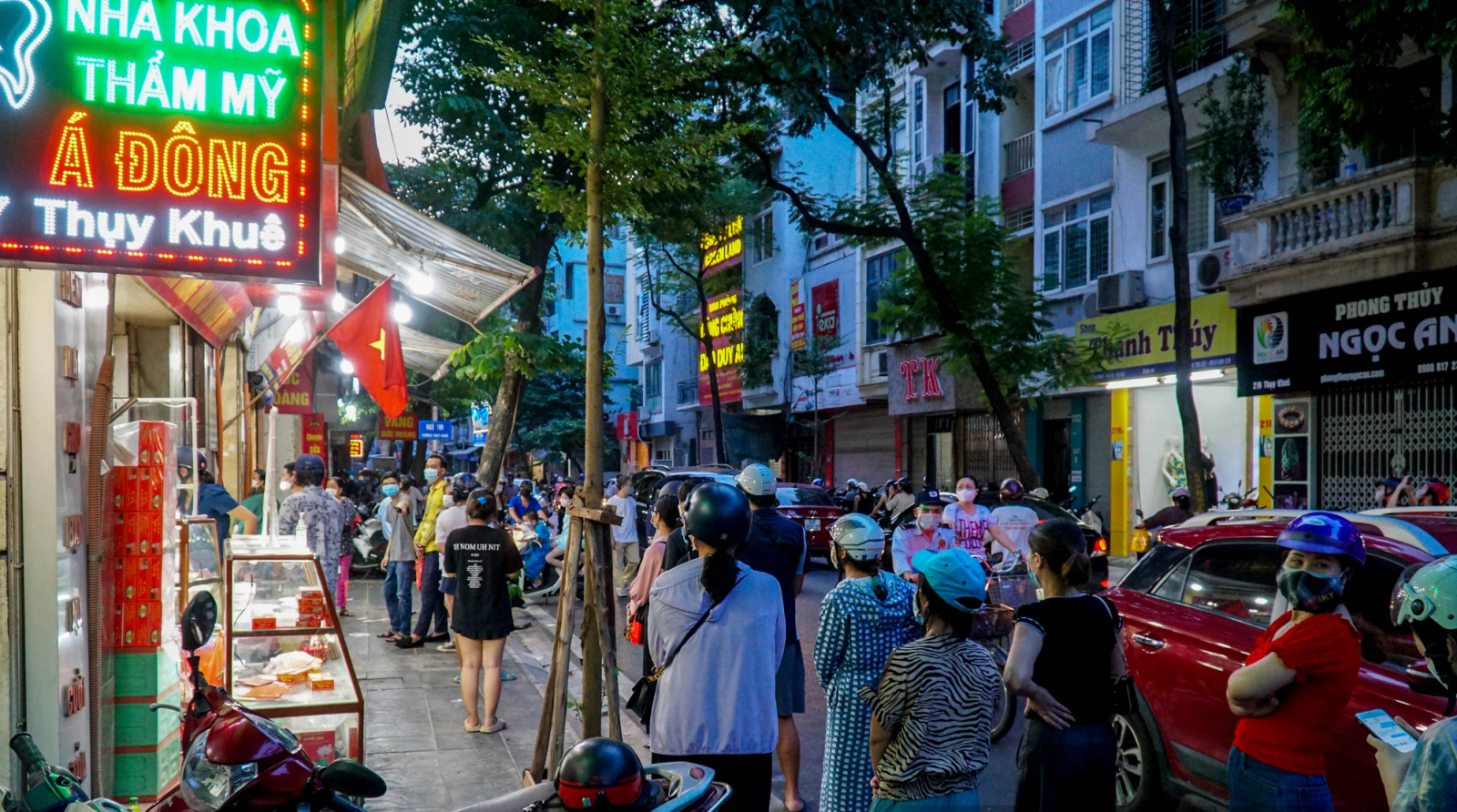 Hà Nội: Người dân xếp hàng dài mua bánh trung thu, giao thông ùn tắc 