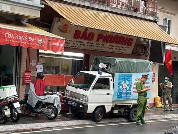 Tiệm bánh trung thu Bảo Phương nổi tiếng bị đóng cửa…vì khách xếp hàng dài 