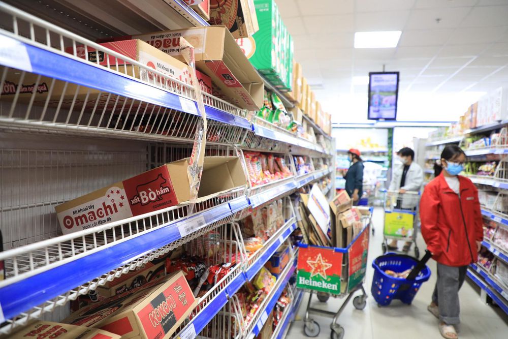 Tại một số siêu thị, cửa hàng TPHCM xảy ra tình trạng khan hiếm mì gói, miến khô,....