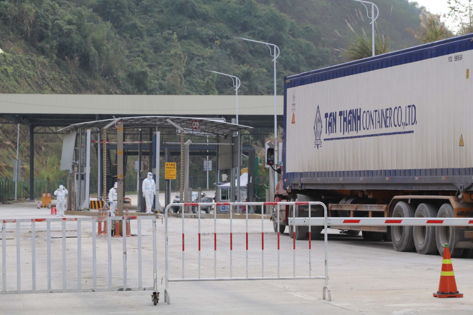 Tỉnh Lạng Sơn tiếp tục dừng nhận xe hoa quả tươi lên cửa khẩu 