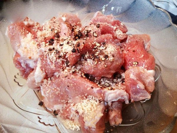 Ướp thịt lợn trong 15 phút để ngấm gia vị 